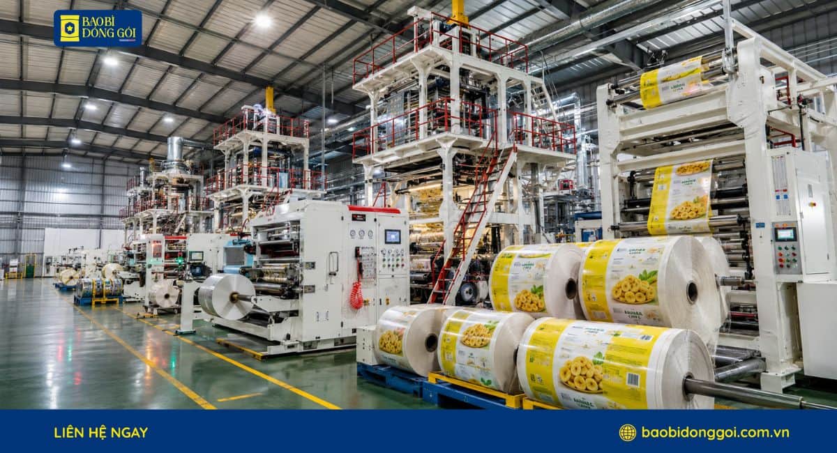 Hỉnh ảnh nhà xưởng đang sản xuất đơn hàng bao bì chuối sấy cho khách hàng