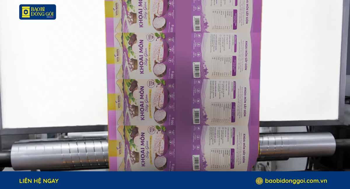 Hình ảnh xưởng sản xuất đang in bao bì khoai môn sấy cho khách hàng trên trục đồng