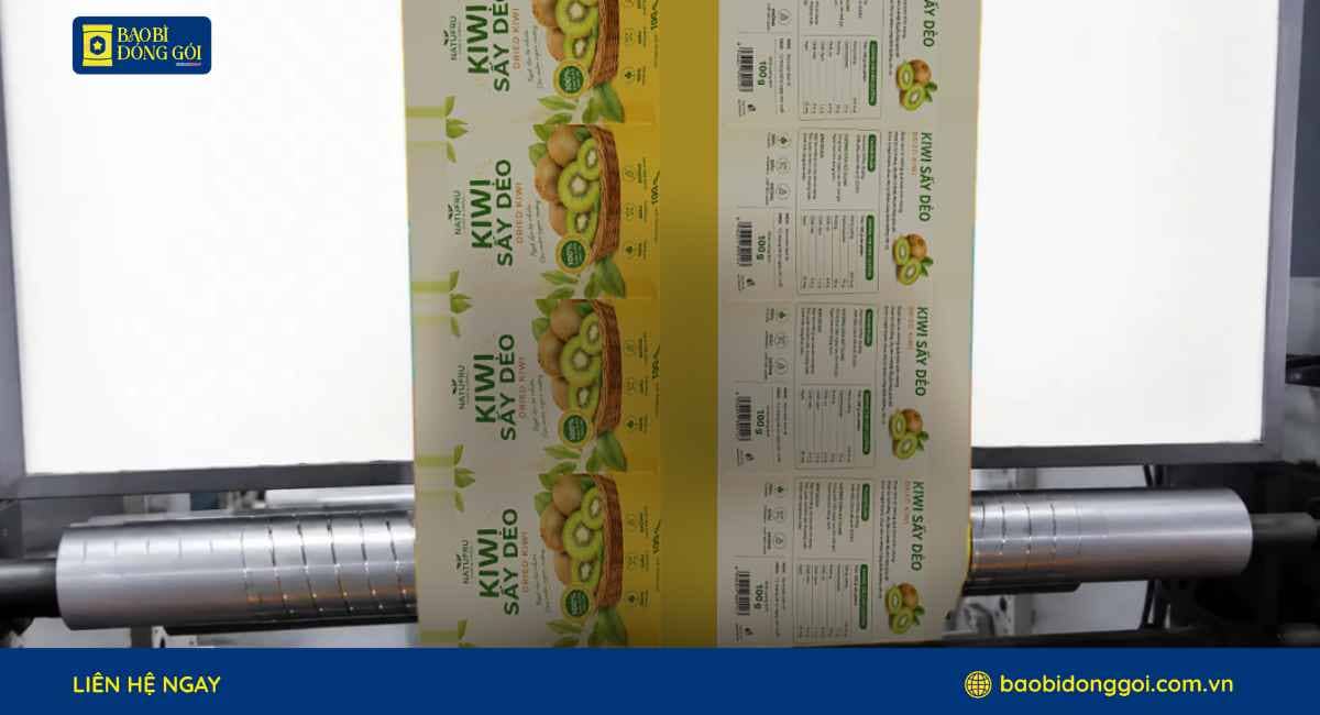Hình ảnh đơn hàng bao bì kiwi sấy trong quá trình in trục tại Bao Bì Đóng Gói
